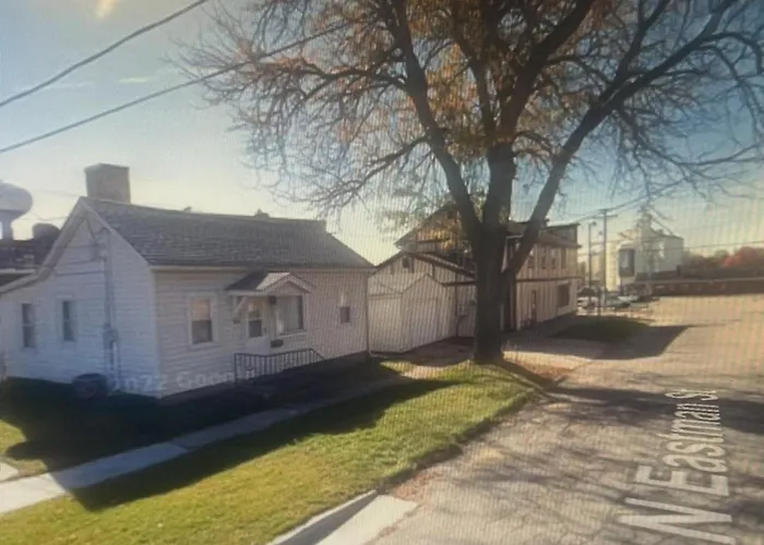 Cozy Just 1 Block From The Metra Up-nw Line For Easy Trips To Chicago Or Geneva